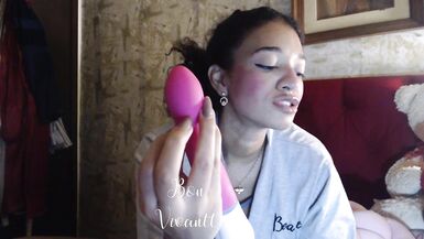 Ebony MILF slut fingers her holes with long nails - 9 image