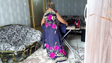 La vieille belle-mère a enlevé sa robe pour le caresser, et a reçu une bite dans le cul et une sodomie. - 2 image