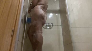 Scopare una MILF bollente nella doccia di un hotel - 5 image