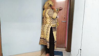 35 ans (Ayesha Bhabhi) bakaya paisa lene aye the, paise ke badle padose se kiya Choda Chudi, Hindi Audio - Pakistan - 2 image