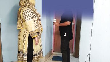 35 ans (Ayesha Bhabhi) bakaya paisa lene aye the, paise ke badle padose se kiya Choda Chudi, Hindi Audio - Pakistan - 3 image