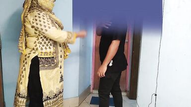 35 ans (Ayesha Bhabhi) bakaya paisa lene aye the, paise ke badle padose se kiya Choda Chudi, Hindi Audio - Pakistan - 4 image