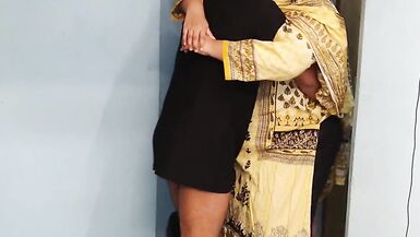 35 Year Old (Ayesha Bhabhi) bakaya paisa lene aye the, paise ke badle padose se kiya Choda Chudi, Hindi Audio - Pakistan