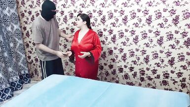 Un demi-frère a surpris sa demi-sœur en train de regarder un film cochon et a eu des relations sexuelles avec elle.