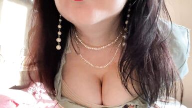 Hot Mistress Lara berührt ihre großen natürlichen Titten am Morgen - 3 image