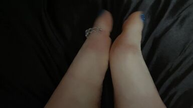Mistress Lara, gümüş yüzüklerle mükemmel ayakları ve ayak parmaklarıyla oynuyor. Ayak fetişi - 1 image