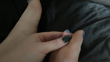 Mistress Lara, gümüş yüzüklerle mükemmel ayakları ve ayak parmaklarıyla oynuyor. Ayak fetişi - 12 image