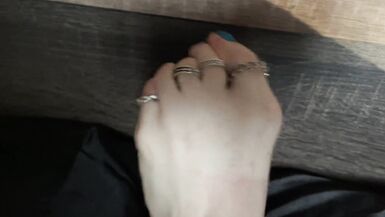 Mistress Lara, gümüş yüzüklerle mükemmel ayakları ve ayak parmaklarıyla oynuyor. Ayak fetişi - 2 image