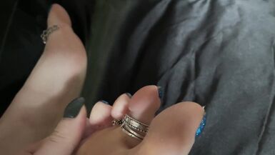 Mistress Lara, gümüş yüzüklerle mükemmel ayakları ve ayak parmaklarıyla oynuyor. Ayak fetişi - 6 image
