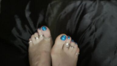 Mistress Lara joue avec ses pieds et ses orteils parfaits dans des anneaux dargent. Pieds fétichistes