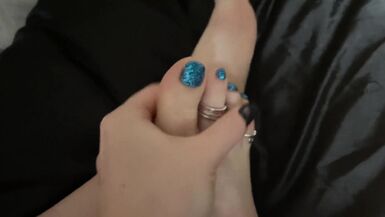 Mistress Lara, gümüş yüzüklerle mükemmel ayakları ve ayak parmaklarıyla oynuyor. Ayak fetişi - 9 image