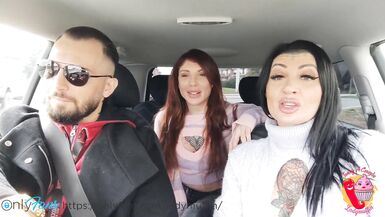Scopare lautostoppista tatuato (Threesome) - 5 image