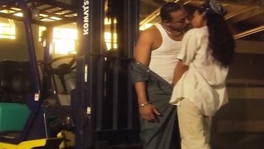 La superbe brune Dee fait lamour dans la cave