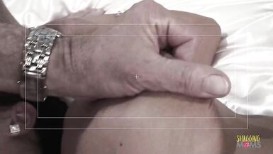 Zwei schöne bisexuelle Milfs machen erst rum und werden dann hart gefickt, kaufen zwei Jungs mit großen Schwänzen - 9 image