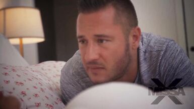 Horny Sexy Big Boobs veut réduire le fardeau de la virginité de sa tête