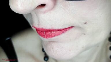 La mère de 48 ans aime baiser son beau-fils - avale avec la bouche et le sperme de la chatte