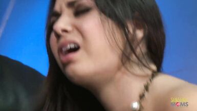 Une milf brune et sexy travaille à la réception, mais elle préfère se faire baiser le cul au travail.