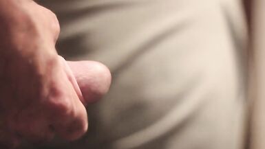 Je partage une chambre dhôtel avec un collègue. Il se masturbe avec la porte ouverte pour maguicher.