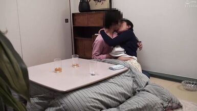 Épouse sérieuse, montrant ses talents cachés aux hommes inexpérimentés.