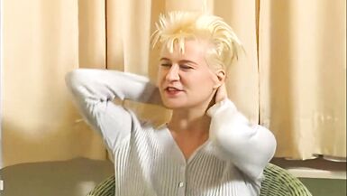 la blonde se fait sucer et doigter la chatte au casting