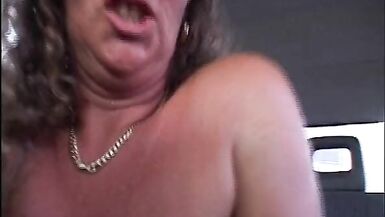 Alte Milf fickt ihn im Taxi