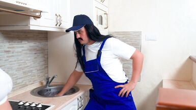 Plumber fucked hot milf and cum in her mouth - 3 image