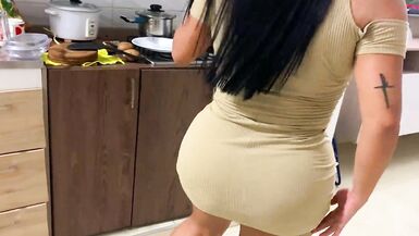 Pillo a mi STEPSISTER en la cocina y acabamos teniendo SEXO REAL - 5 image