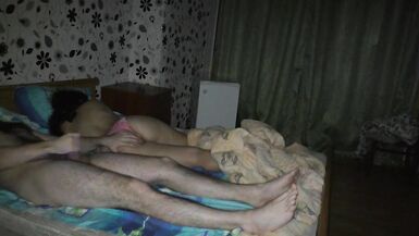 La belle-mère a aidé son beau-fils à jouir et lui a fait une fellation et une sodomie.