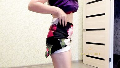 La MILF brune dépravée sest excitée et a commencé à se déshabiller. Sa chatte très poilue est en train de couler et veut une grosse bite inexpérimentée dans tous les trous pendant que son mari est au travail / Angela-MILF - 4 image