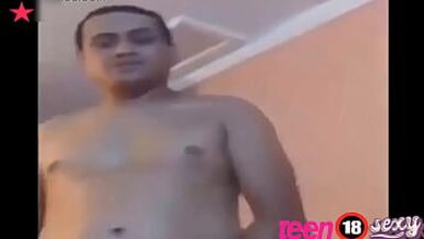 Ma belle-mère nest pas dans la pièce et je veux manger la bite de mon beau-père qui est dans la salle de bain sexe avec mon beau-père - 1 image