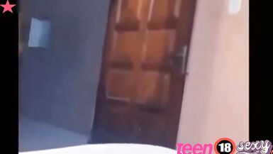 Ma belle-mère nest pas dans la pièce et je veux manger la bite de mon beau-père qui est dans la salle de bain sexe avec mon beau-père - 14 image