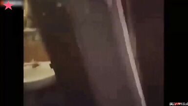 Ma belle-mère nest pas dans la pièce et je veux manger la bite de mon beau-père qui est dans la salle de bain sexe avec mon beau-père - 2 image