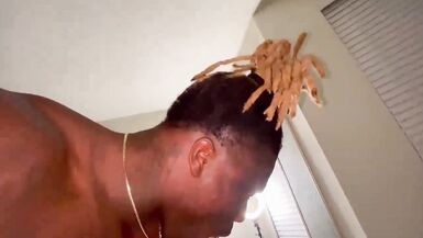 Une femme à gros seins prend une grosse bite en chocolat dans sa chatte - 10 image