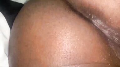 Une femme à gros seins prend une grosse bite en chocolat dans sa chatte - 15 image