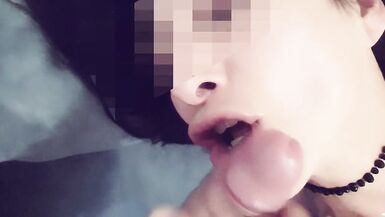 Réveillé avec la BITE DANS LA BOUCHE, puis BUCHE avec force et CUM SUR LE VISAGE ET LA BOUCHE.