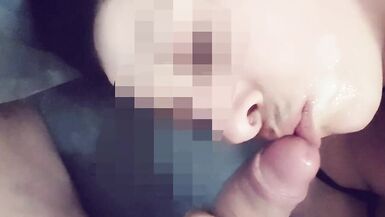 Réveillé avec la BITE DANS LA BOUCHE, puis BUCHE avec force et CUM SUR LE VISAGE ET LA BOUCHE. - 15 image