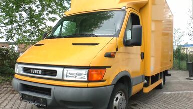 German Bitch Like doing it in car - 1 image