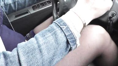 Spritzen. Sexy MILF hält Auto auf der Seite der Straße und masturbiert nasse Muschi zu starken Orgasmus. Squirting. Fingern - 2 image