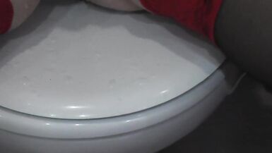 Le père dun enfant espionne sa belle-fille dans les toilettes et se masturbe la bite. Le père dun enfant qui se masturbe la bite et le sperme. La femme de lhomme. - 15 image