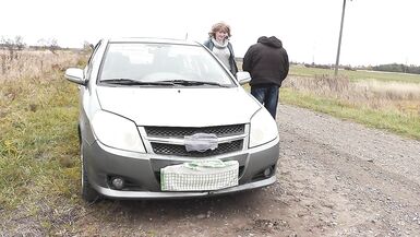 La voiture dune MILF blonde sexy est en panne. Un passant au hasard a aidé à réparer et a baisé Milf en levrette sur le capot de la voiture. Salope. Pute