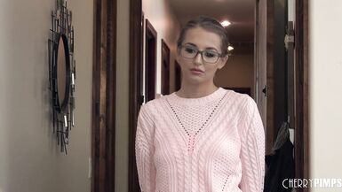 La belle-fille Avery Adair joue avec sa belle-mère blonde et excitée Courtney Taylor