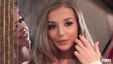 La belle-fille Avery Adair joue avec sa belle-mère blonde et excitée Courtney Taylor - 3 image