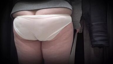 Dans la cabine dessayage dun magasin public, la caméra a filmé une milf potelée au cul magnifique dans une culotte transparente. PAWG. - 1 image