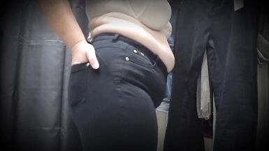 Dans la cabine dessayage dun magasin public, la caméra a filmé une milf potelée au cul magnifique dans une culotte transparente. PAWG. - 11 image