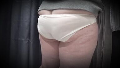Dans la cabine dessayage dun magasin public, la caméra a filmé une milf potelée au cul magnifique dans une culotte transparente. PAWG. - 4 image