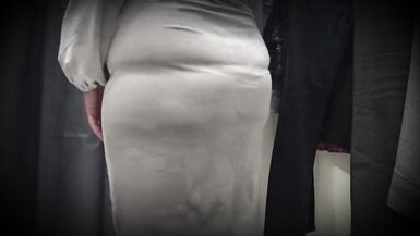 Dans la cabine dessayage dun magasin public, la caméra a filmé une milf potelée au cul magnifique dans une culotte transparente. PAWG. - 6 image