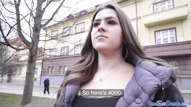 MILF en pleine poitrine, baisée pour de largent par un faux agent en POV style doggy