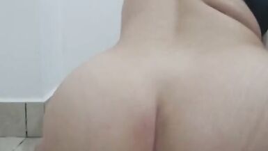 Busty bebek kamera karşısında yeni oyuncağıyla mastürbasyon yaparak çıldırıyor - 8 image