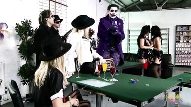 Cette orgie est abondante en milfs plantureuses, sexe de groupe, forage anal, gros seins et beaucoup de soins du visage. - 2 image