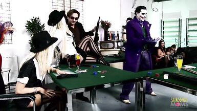 Cette orgie est abondante en milfs plantureuses, sexe de groupe, forage anal, gros seins et beaucoup de soins du visage. - 3 image